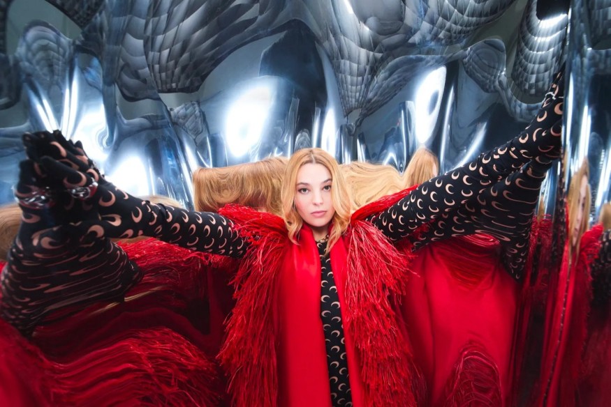 Santa, marraine des 10 ans de Lou Queernaval